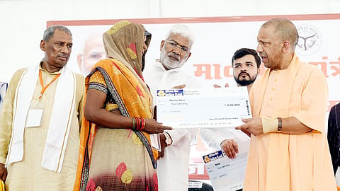 உ.பி. வெள்ளத்தில் 60+ கிராமங்கள் பாதிப்பு: ஹெலிகாப்டரில் முதல்வர் யோகி ஆதித்யநாத் ஆய்வு