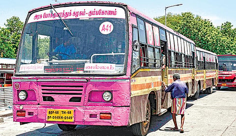 தஞ்சாவூரில் சேதமடைந்து காணப்படும் நகரப் பேருந்துகள். | படங்கள்: ஆர்.வெங்கடேஷ்
