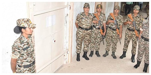 விக்கிரவாண்டி இடைத்தேர்தல் வாக்கு எண்ணிக்கை மையமான பனையபுரம் அரசு மேல்நிலைப்பள்ளியில் கண்காணிப்புப்பணியில் ஈடுபட்டுள்ள மத்திய காவல் பாதுகாப்புப் படையினர்.