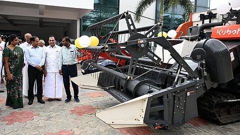 கோவை கொடிசியா தொழிற்காட்சி வளாகத்தில் தொடங்கிய `அக்ரி இன்டெக்ஸ்' கண்காட்சியில் வைக்கப்பட்டுள்ள பண்ணைக் கருவிகளைப் பார்வையிட்ட இந்திய வேளாண் ஆராய்ச்சிக் கழக இயக்குநர் ஜெனரல் ஹிமான்ஷு பதக், வேளாண் பல்கலை. துணைவேந்தர் வெ.கீதாலட்சுமி உள்ளிட்டோர். படம்: ஜெ.மனோகரன்