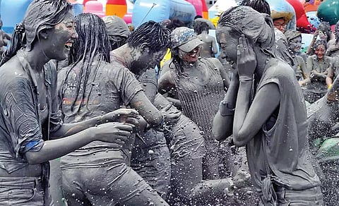 விநோதக் கொண்டாட்டம்: மண்குளியல் மகத்துவம்!