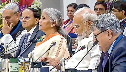 பொருளாதார நிபுணர்கள் உடனான ஆலோசனை கூட்டத்தில் பங்கேற்ற பிரதமர் மோடி. உடன், நிதி அமைச்சர் நிர்மலா சீதாராமன்.படம்: பிடிஐ