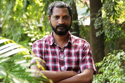 உடைந்த மனங்களை இறுகப் பற்றும் நா.முத்துக்குமாரின் பாடல் வரிகள்!