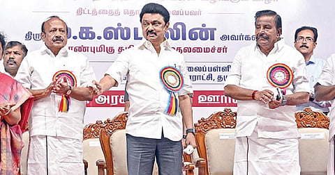 மக்களுடன் முதல்வர் திட்டத்தை முதல்வர் மு.க.ஸ்டாலின் நேற்று தொடங்கிவைத்தார்.