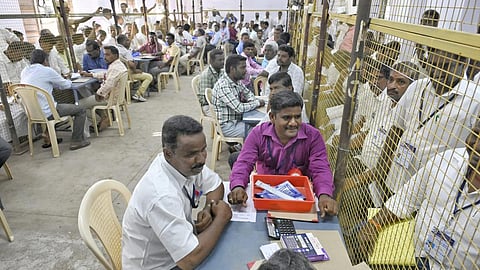 விக்கிரவாண்டி இடைத்தேர்தல் வாக்கு எண்ணிக்கை: 2-ம் சுற்று முடிவில் திமுக முன்னிலை
