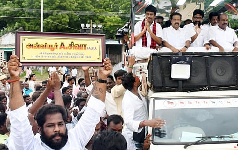 திமுக வேட்பாளரின் வெற்றி ஊர்வலம் | படம்: எம்.சாம்ராஜ்