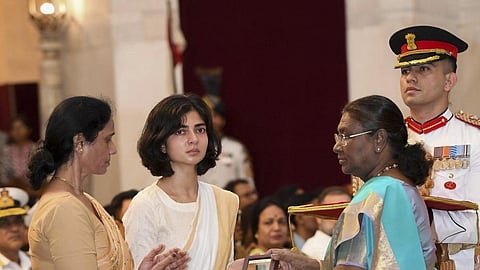 கீர்த்தி சக்ரா விருது பெற்ற ராணுவ கேப்டனின் மனைவி குறித்து அவதூறு: டெல்லியில் எப்ஐஆர் பதிவு