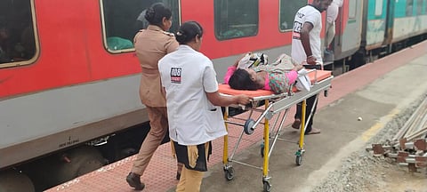 சங்கமித்ரா விரைவு ரயிலில் சக பயணிகளின் உதவியுடன் பெண்ணுக்கு பிரசவம் - சென்னையில் தாயும் சேயும் நலம்