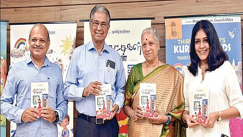 கோவை சபர்பன் மேல்நிலைப்பள்ளி வளாகத்தில் நேற்று நடைபெற்ற நிகழ்ச்சியில் ‘குட்டிகள் குறள்’ நூலின் 2-ம் பாகத்தை எழுத்தாளர் மமதிசாரி, `இந்து தமிழ் திசை' கோவை பதிப்பு செய்தி ஆசிரியர் என்.பிரபாகரன் வெளியிட, ராம்நகர் சபர்பன் சொசைட்டி துணைத் தலைவர் ரமணி சங்கர், கலாச்சாரப் பிரிவு தலைமை நிர்வாகி கல்யாணி சங்கர் ஆகியோர் பெற்றுக் கொண்டனர். படம்: ஜெ.மனோகரன்