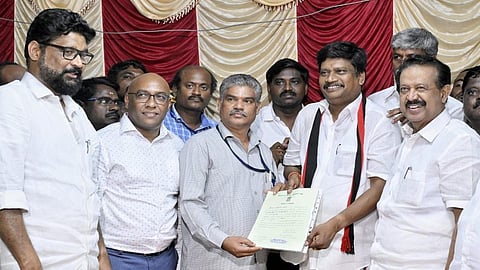 வெற்றி பெற்றதற்கான சான்றிதழை திமுக வேட்பாளர் அன்னியூர் சிவாவிடம் மாவட்ட தேர்தல் அலுவலரான ஆட்சியர் பழனி முன்னிலையில், தேர்தல் நடத்தும் அலுவலர் சந்திர சேகரன் வழங்கினார்.