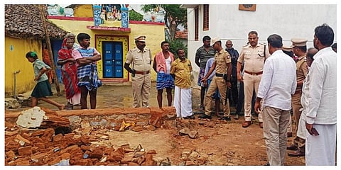 கிருஷ்ணகிரி அருகே கட்டிட சுவர் இடிந்து விழுந்ததில் தொழிலாளர்கள் இருவர் உயிரிழந்தனர்.