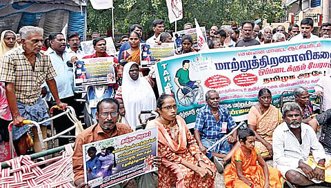 பல்வேறு கோரிக்கைகளை வலியுறுத்தி, தமிழ்நாடு அனைத்து வகை மாற்றுத் திறனாளிகள் மற்றும் பாதுகாப்போர் உரிமைகளுக்கான சங்கம் சார்பில் சென்னை மாவட்ட ஆட்சியர் அலுவலகம் அருகில் நேற்று ஆர்ப்பாட்டம் நடைபெற்றது.
| படம்: ம.பிரபு |