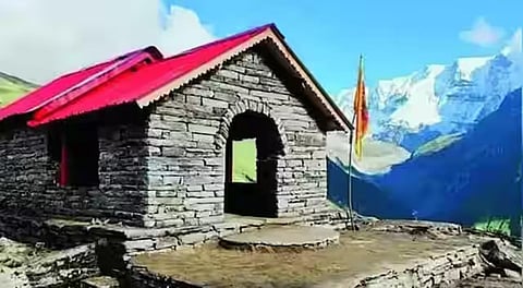 உத்தராகண்டில் புனித ஏரி அருகே அமைக்கப்பட்டுள்ள கோயில்.