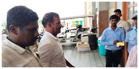 கரூர் அரசு மருத்துவக் கல்லூரி மருத்துவமனைக்கு மருத்துவப் பரிசோதனைக்கு அழைத்து செல்லப்பட்ட காவல் ஆய்வாளர் பிருத்விராஜ்.