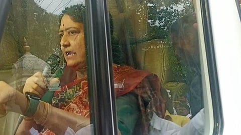 தொண்டர்கள் சந்திப்புக்கான பயணம் தொடங்கிய சசிகலா