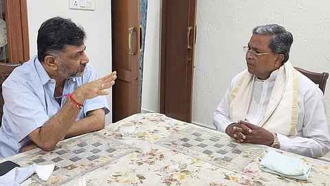 டி.கே.சிவகுமார் மற்றும் சித்தராமையை
