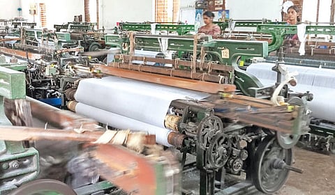 திருப்பூர் தேவராயம்பாளையத்தில் இயங்கும் விசைத்தறிக் கூடம்.