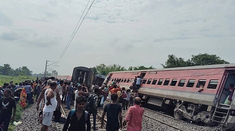 உ.பி.யில் சண்டிகர் - திப்ருகர் எக்ஸ்பிரஸ் ரயில் தடம் புரண்டு விபத்து: மீட்புப் பணி தீவிரம்