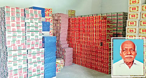 கோவில்பட்டி பகுதியில் உள்ள ஆலையில் உற்பத்தி செய்து வைக்கப்பட்டுள்ள தீப்பெட்டி பண்டல்கள். ( கோப்பு படம்) | உள்படம்: வி.எஸ்.சேதுரத்தினம்.