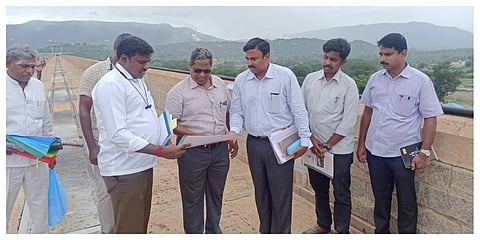 மேட்டூர் அணையின் மேல் பகுதியில் நீர் வளத்துறையின் திருச்சி மண்டல தலைமை பொறியாளர் (பொ) தயாளகுமார் ஆய்வு செய்தார்.