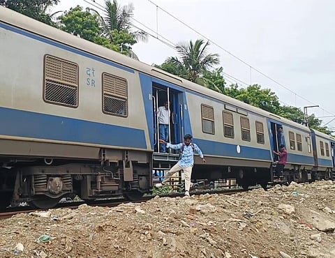 புதுச்சேரி ரயில் நிலையத்தில் ஓடும் ரயிலில் இருந்து இறங்கும் பயணிகள் - தடுக்குமா நிர்வாகம்?