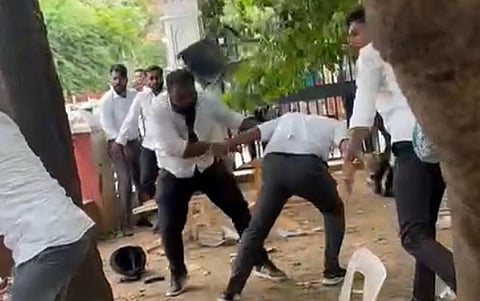 எழும்பூர் நீதிமன்றத்தில் வழக்கறிஞர்களிடையே மோதல்