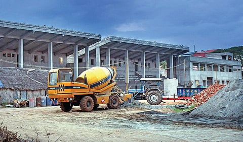 ‘ஸ்மார்ட் சிட்டி’ திட்டத்தின் கீழ் அண்ணா விளையாட்டு திடலில் நடந்து வரும் பணிகள். படம்: எம்.சாம்ராஜ்