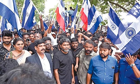 பகுஜன் சமாஜ் கட்சி மாநிலத் தலைவர் ஆம்ஸ்ட்ராங் படுகொலை சம்பவத்துக்கு நீதி கேட்டு நீலம் பண்பாட்டு மையம் சார்பில் எழும்பூரில் நேற்று பேரணி நடைபெற்றது. இதில் திரைப்பட இயக்குநர் பா.ரஞ்சித் மற்றும் ஏராளமானோர் பங்கேற்றனர். | படம்: எஸ்.சத்தியசீலன்.