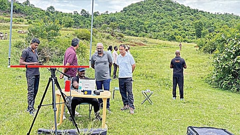 கல்வராயன்மலையில், ட்ரோன் மூலம் நடைபெறும் கண்காணிப்புப் பணிகளை ஆய்வு செய்த கூடுதல் டிஜிபி டேவிட்சன் தேவாசீர்வாதம்.