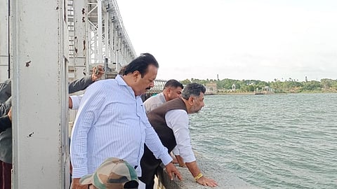 கேஆர்எஸ் அணையை பார்வையிட்ட டி.கே.சிவக்குமார்