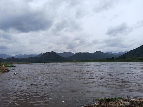 கர்நாடகா அணைகளில் இருந்து காவிரியில் திறக்கப்பட்டுள்ள உபரி நீர், கொளத்தூரை அடுத்த செட்டிப்பட்டி வழியாக, மேட்டூர் அணைக்கு வரும் காட்சி.
