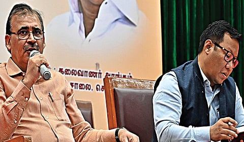 மினி பேருந்து வரைவு அறிக்கை தயாரிப்பு தொடர்பாக, உள்துறைச் செயலாளர் தீரஜ்குமார் தலைமையில் கருத்துக் கேட்பு கூட்டம் சென்னை கலைவாணர் அரங்கத்தில் நேற்று நடைபெற்றது. படம்: எஸ்.சத்தியசீலன்