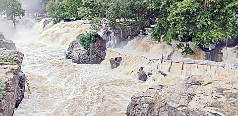 தருமபுரி மாவட்டம் ஒகேனக்கல் காவிரி ஆற்றில் நீர்வரத்து விநாடிக்கு 77 ஆயிரம் கனஅடியாக உயர்ந்த நிலையில், பிரதான அருவியை மூழ்கடித்துச் செல்லும் தண்ணீர்.