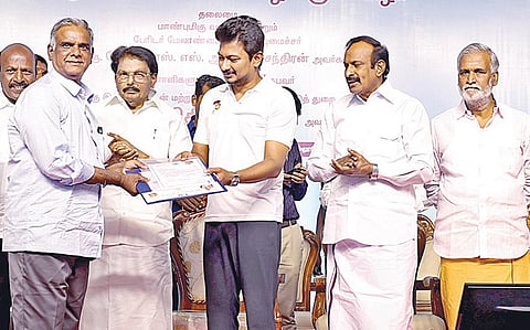 மாதவரம் சூரப்பட்டு வேலம்மாள் பொறியியல் கல்லூரியில் நேற்று நடைபெற்ற விழாவில், 2,124 பயனாளிகளுக்குவீட்டுமனை பட்டாக்களை அமைச்சர் உதயநிதி ஸ்டாலின் வழங்கினார். உடன் அமைச்சர்கள் முத்துசாமி, சேகர்பாபு, சாத்தூர் ராமச்சந்திரன், மா.சுப்பிரமணியன், எஸ்.சுதர்சனம் எம்எல்ஏ, மேயர் பிரியா, துணை மேயர் மகேஷ்குமார், தமிழ்நாடு வீட்டு வசதி வாரிய தலைவர் பூச்சி முருகன் உள்ளிட்டோர்.