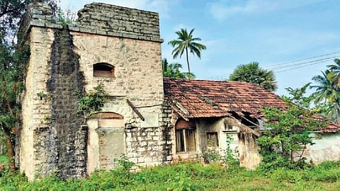 பர்கூர் அருகே சேதமடைந்த நிலையில் உள்ள ரயில் நிலைய கட்டிடம். (கோப்புப் படம்)