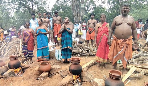 கிழவயல் சங்கிலி கருப்பர் கோயில் ஆடி படையல் விழாவையொட்டி, மேலாடையின்றி மண் பானையில் பொங்கல் வைத்த கிராம மக்கள்.