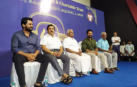 “ஏழை மாணவர்களின் போர் குணத்துக்கு தலை வணங்குகிறேன்” - சூர்யா பேச்சு