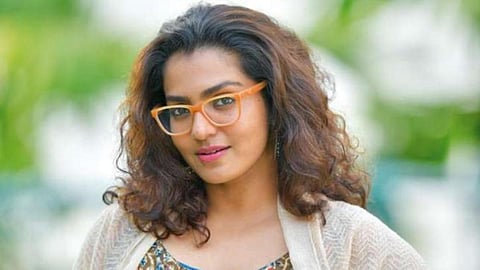 “கண்ணியம் இல்லாத நிலை வந்தால் சினிமாவை விட்டு வெளியேறுவேன்” - நடிகை பார்வதி உறுதி