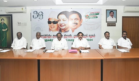 சென்னை ராயப்பேட்டையில் உள்ள அதிமுக தலைமை அலுவலகத்தில் கட்சியின் பொதுச் செயலாளர் பழனிச்சாமி ஆலோசனை நடத்தினார்.