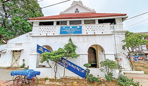 தஞ்சாவூர் பழைய பேருந்து நிலையம் எதிரே பாதுகாப்பற்ற நிலையில் உள்ள யூனியன் கிளப் கட்டிடம்.
| படங்கள்: ஆர்.வெங்கடேஷ் |
