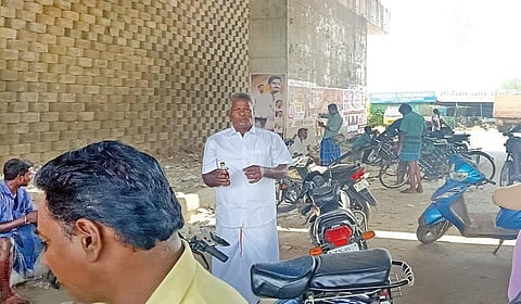 திறந்தவெளி பாராக மாறியுள்ள அசூர் புறவழிச்சாலை பாலம்.