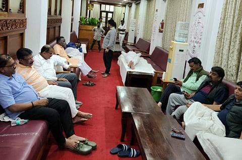 கர்நாடக முதல்வருக்கு எதிராக பாஜக, மஜத எம்எல்ஏக்கள் சட்டப்பேரவையில் தர்ணா