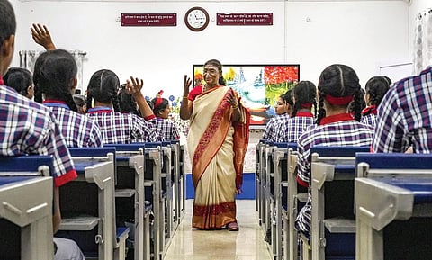 டெல்லியில் உள்ள குடியரசு தலைவர் மாளிகை வளாகத்துக்குள் செயல்பட்டு வரும் டாக்டர் ராஜேந்திர பிரசாத் கேந்திர வித்தியாலயா பள்ளியைச் சேர்ந்த 9-ம் வகுப்பு மாணவர்களுடன் குடியரசு தலைவர் திரவுபதி முர்மு நேற்று கலந்துரையாடினார். படம்: பிடிஐ.