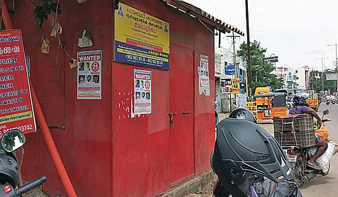 திருப்பூர் தென்னம்பாளையத்தில் மூடிக்கிடக்கும் காவல் சோதனைச்சாவடி. | படங்கள்: இரா.கார்த்திகேயன் |