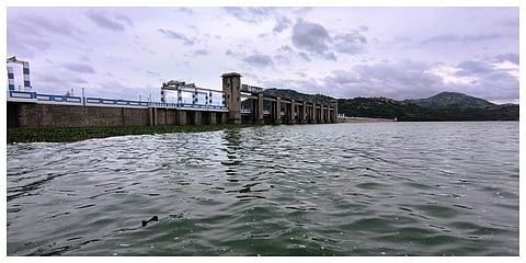 கிருஷ்ணகிரி அணையின் மொத்த கொள்ளவான 52 அடியில் நீர்மட்டம் 51 அடி உள்ளநிலையில் கடல் போல் காட்சியளிக்கிறது.