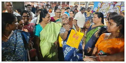 திருவண்ணாமலையில் சுவாமி தரிசனம் செய்த பாஜக எம்எல்ஏ வானதி சீனிவாசனுடன் செல்ஃபி எடுத்துக் கொண்ட பக்தர்கள்.