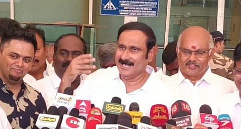 கோவை விமான நிலையத்தில் செய்தியாளர்களிடம் பேசிய பாமக தலைவர் அன்புமணி ராமதாஸ். | படம்: ஜெ.மனோகரன்