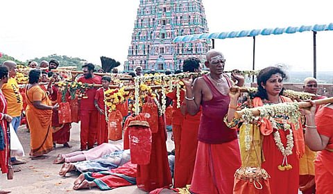 திருத்தணி சுப்பிரமணிய சுவாமி கோயிலில் நேற்று நடைபெற்ற ஆடி பரணி விழாவில் காவடிகளுடன் பங்கேற்ற பக்தர்கள்.