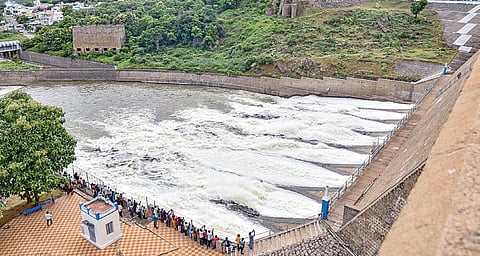 மேட்டூர் அணையில் இருந்து நேற்று திறக்கப்பட்ட தண்ணீர் 8 கண் மதகுகள் வழியாக காவிரியில் பாய்ந்தோடுகிறது.