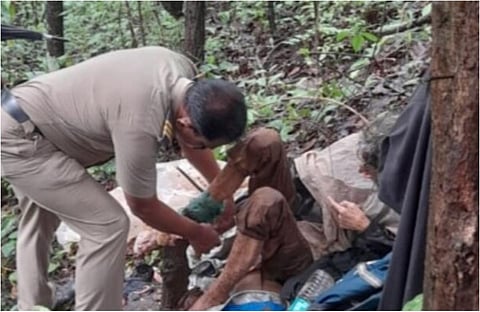 வனப்பகுதியில் பெண்ணை மீட்கும் காவலர்